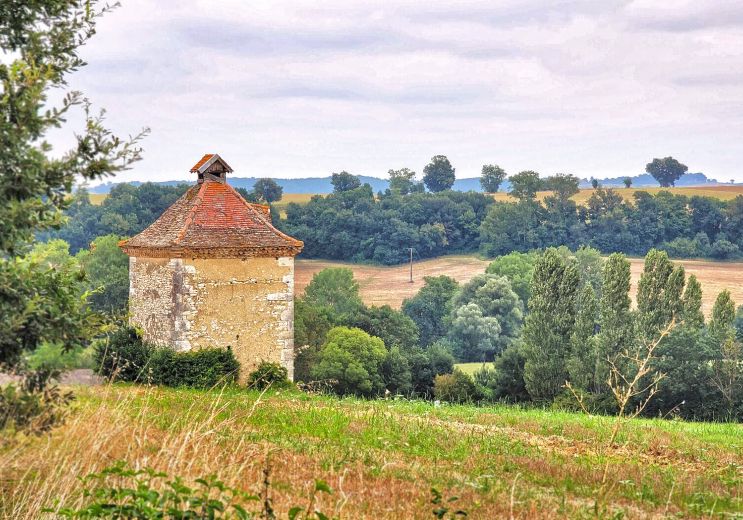 Sarrant: Bucolic walk along the “Sentier des p ...